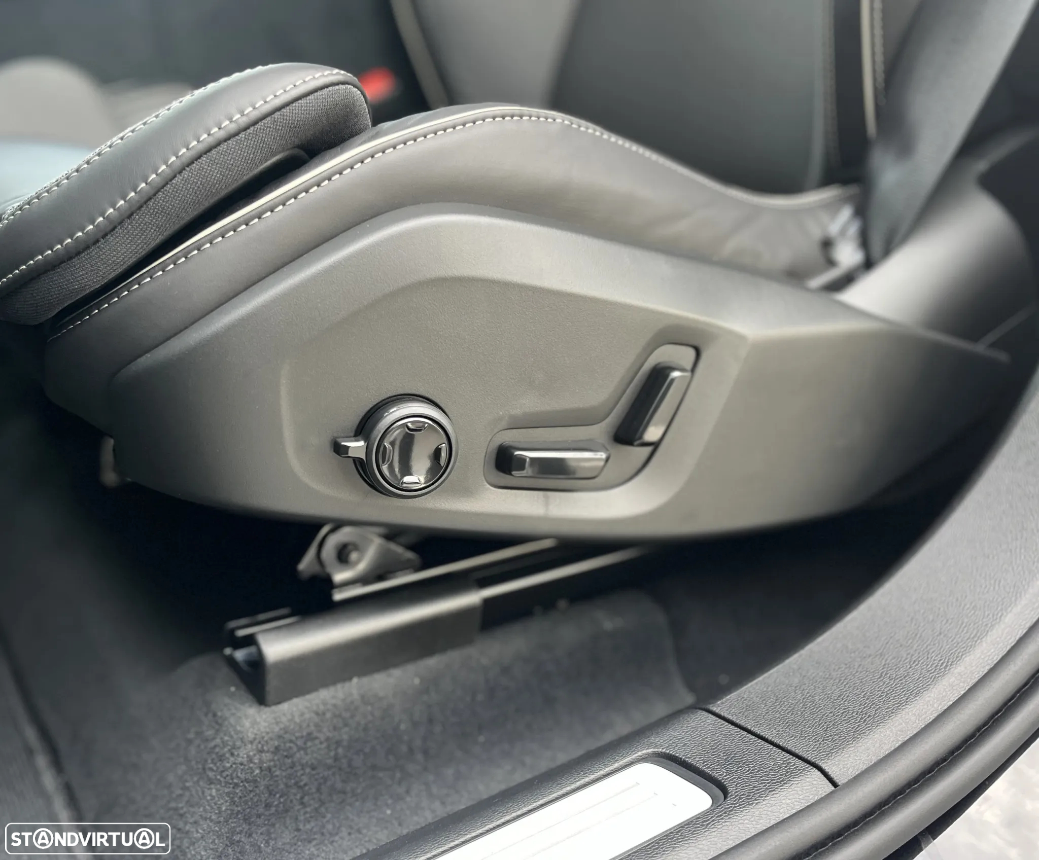Volvo XC 60 2.0 T6 PHEV Plus Dark AWD - 18