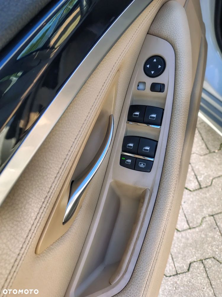 BMW Seria 5 520i - 25