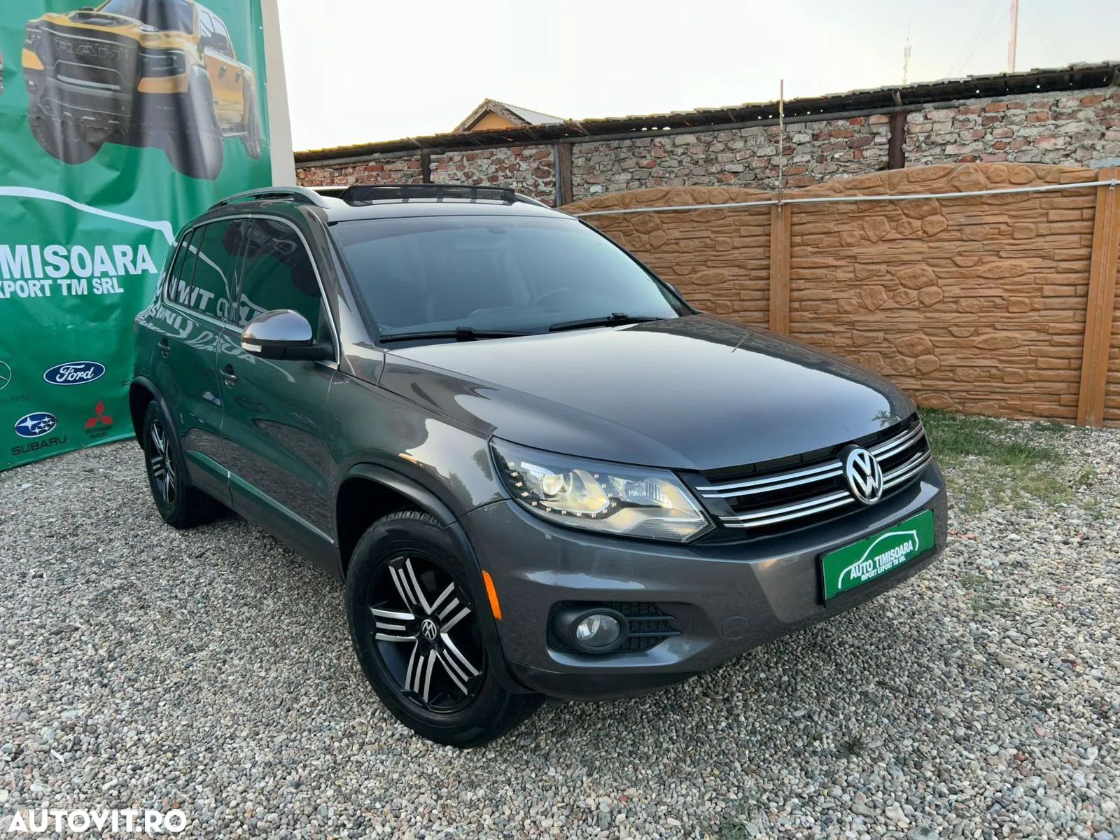 Volkswagen Tiguan - 1
