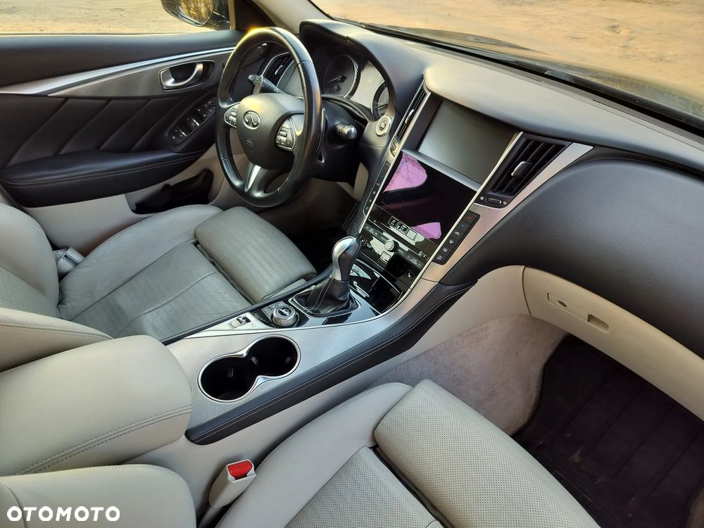 Infiniti Q50 2.0t Sport Sound Studio by Bose - 17