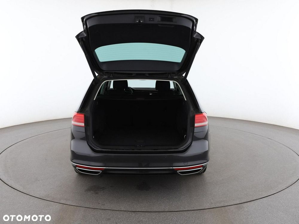 Volkswagen Passat Variant 2.0 TDI SCR DSG (BlueM Tech) Comfortline - 20
