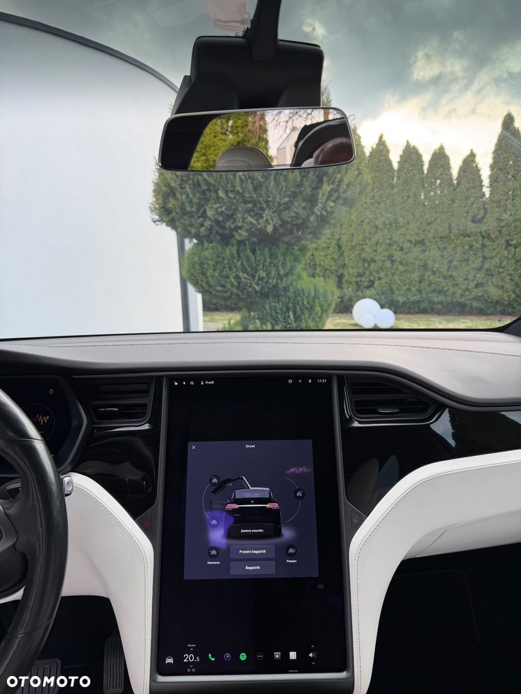 Tesla Model X - 18