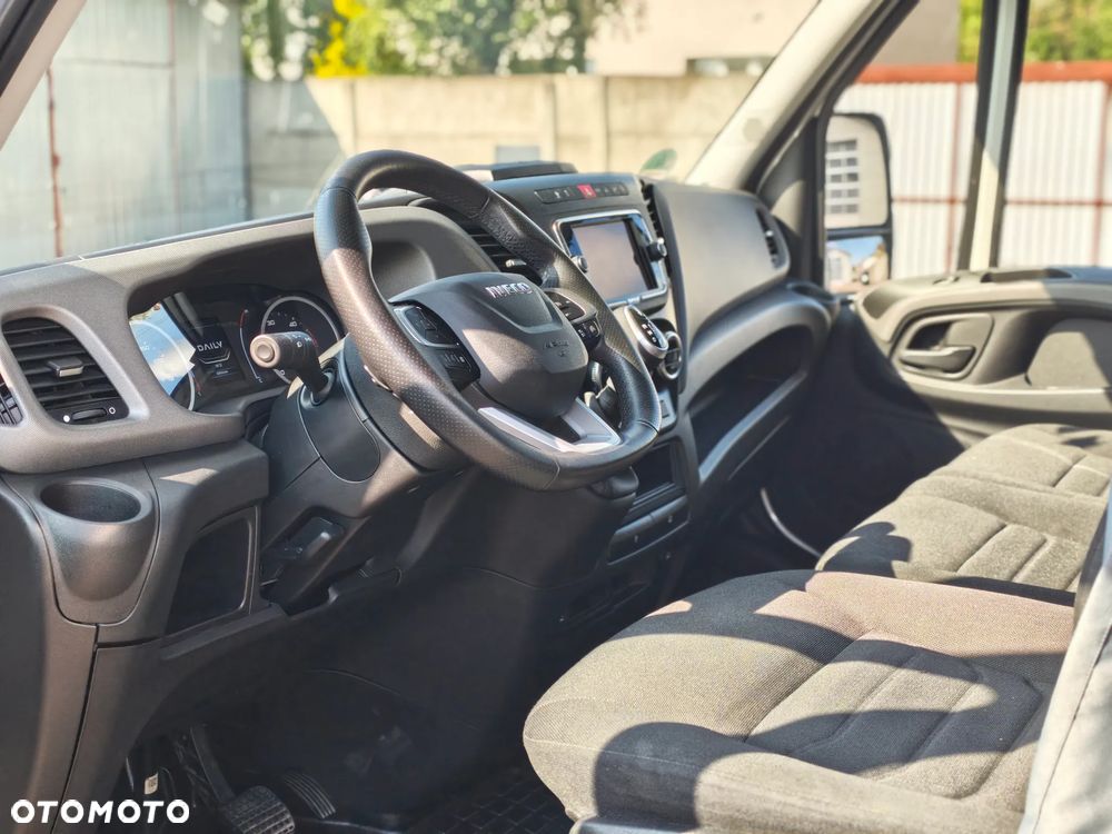 Iveco DAILY FIRANA 10EP WINDA DHOLLANDIA PLANDEKA 3.0 180KM HIMATIC AUTOMAT NAWIGACJA RADAR ASYSTENT PASA SERWIS ASO BEZWYPADKOWY ZADBANY 2024 FV23% KLIMA WEBASTO 35S18 - 17