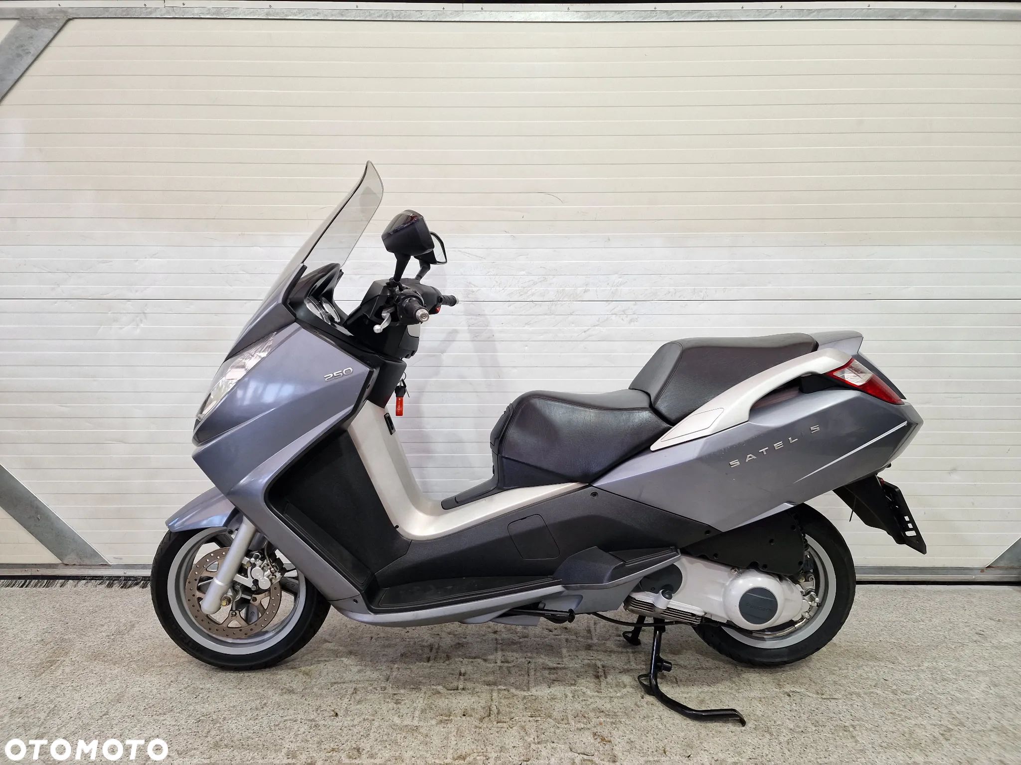Peugeot Satelis - 1