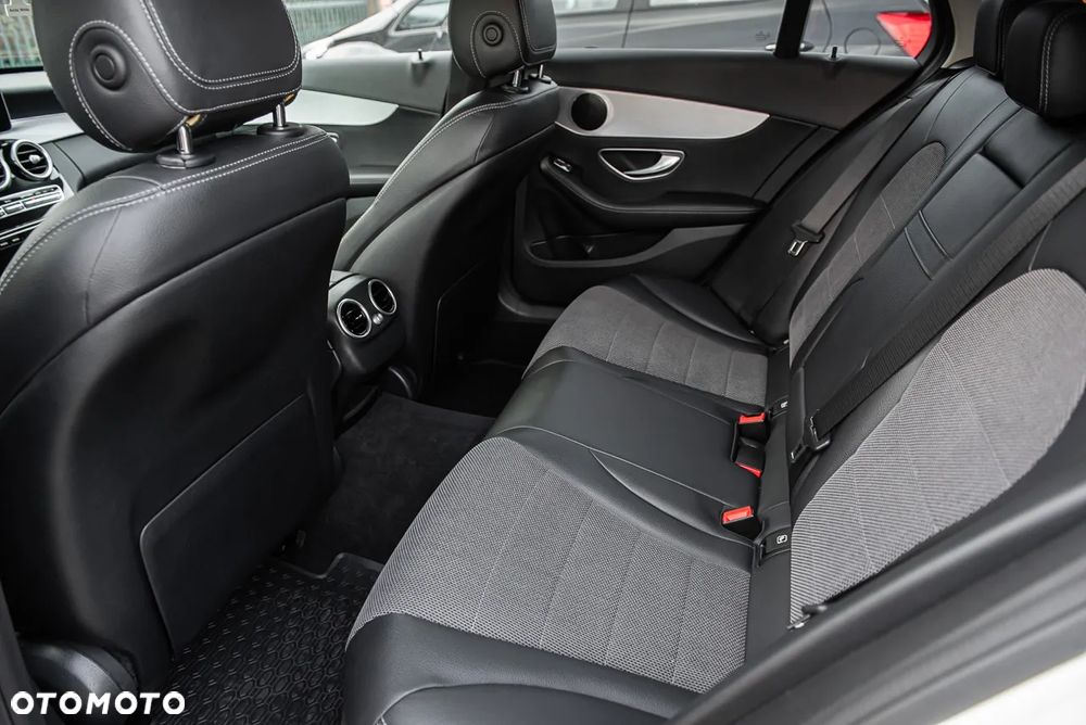 Mercedes-Benz Klasa C 180 9G-TRONIC AMG Line - 28