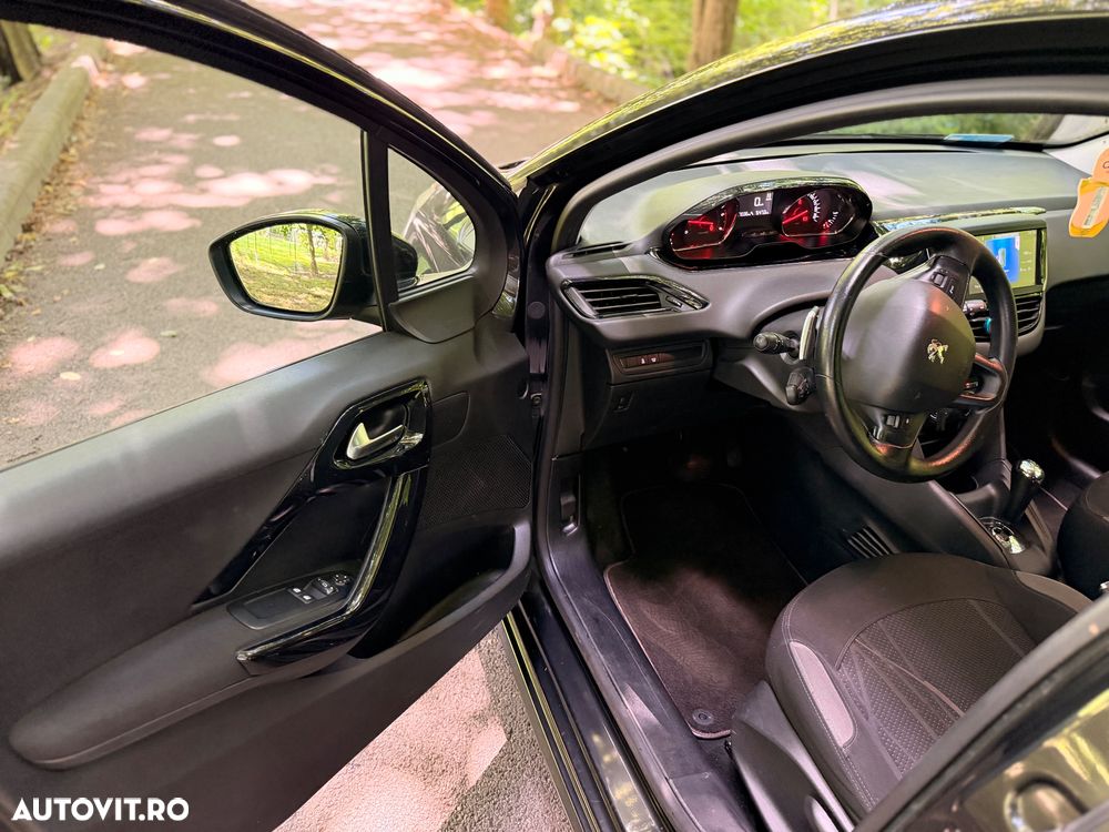 Peugeot 208 - 8