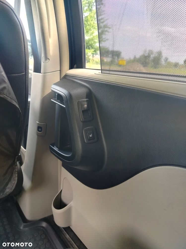 Chrysler Town & Country - 7