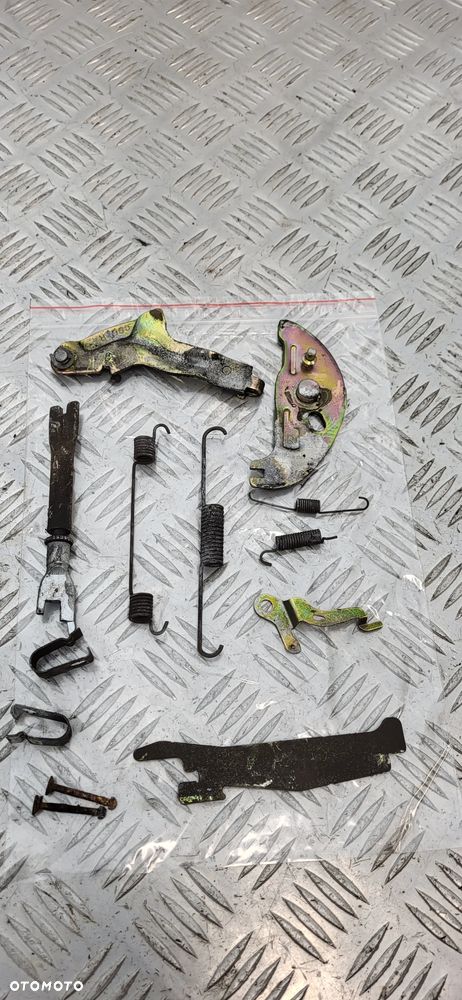 Suzuki Grand Vitara I Rozpierak Sprężynka Bębna Prawy Tył - 1