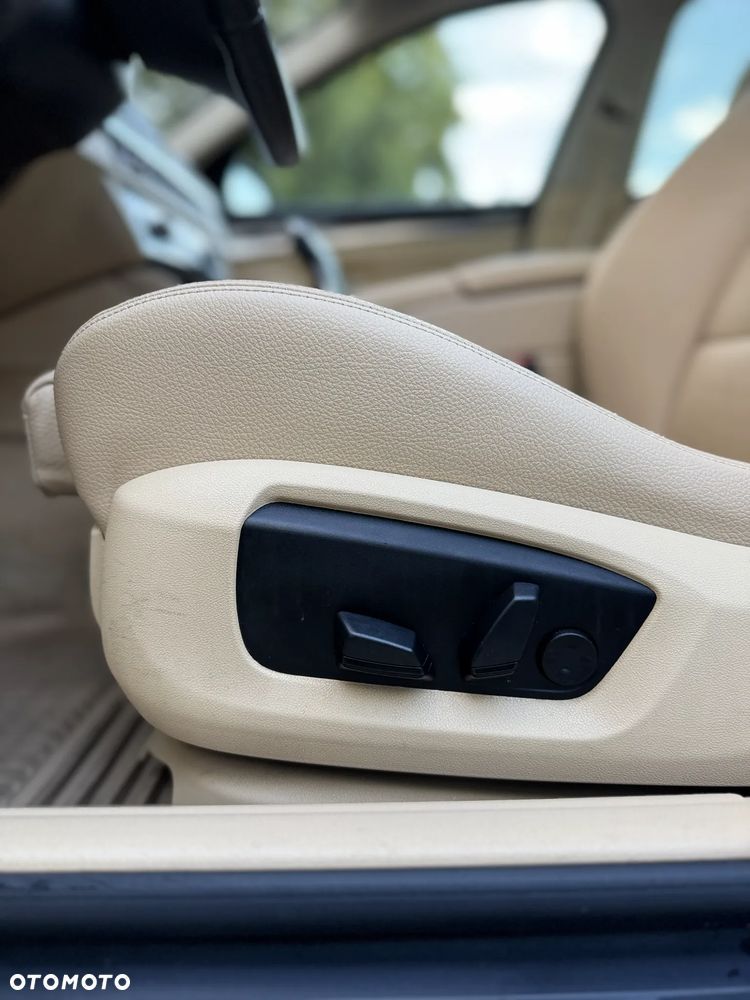 BMW Seria 5 525d Luxury Line - 28