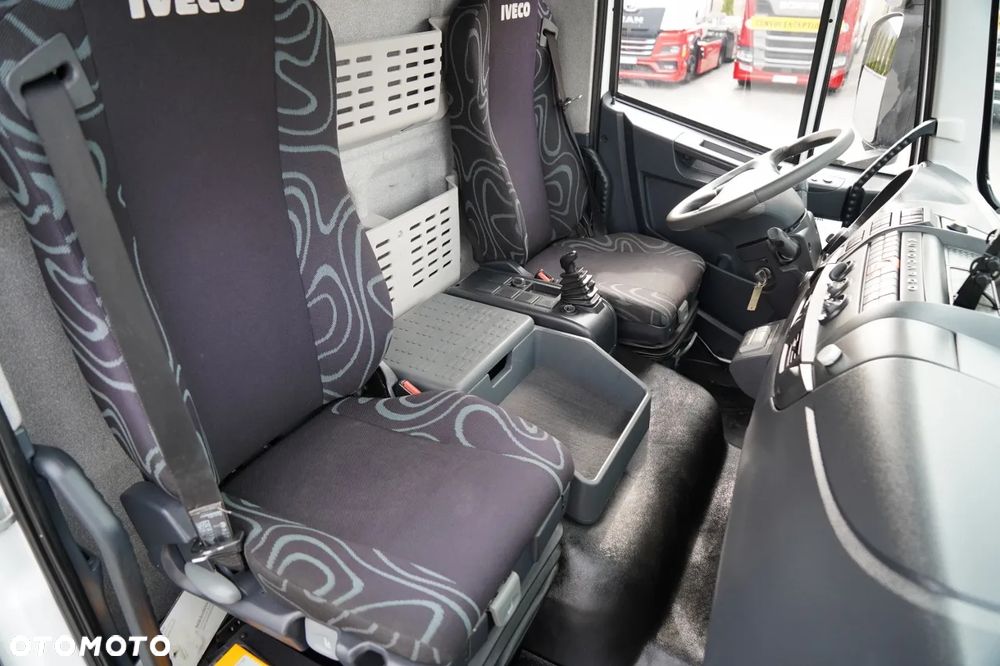 Iveco 180E25 / 4X2 / SKRZYNIOWY 7,5m + HDS HYVA HB150X MAX UDŹWIG 5 200KG / STEROWNIE RADIOWE  / ROTATOR / AUTOMAT - 32