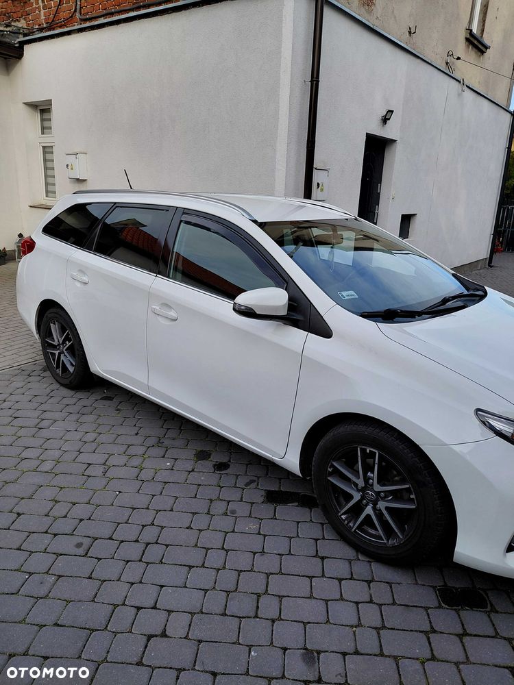 Toyota Auris 2015 photo 3