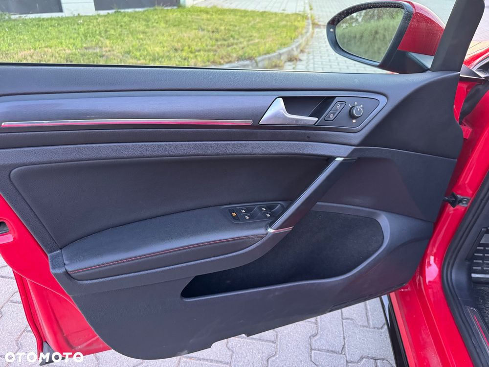 Volkswagen Golf - 24