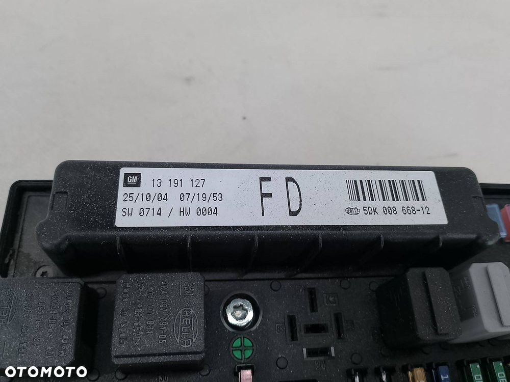 SKRZYNKA BEZPIECZNIKÓW OPEL ASTRA H 13191127FD  5DK008668-12 1.6 16V - 2