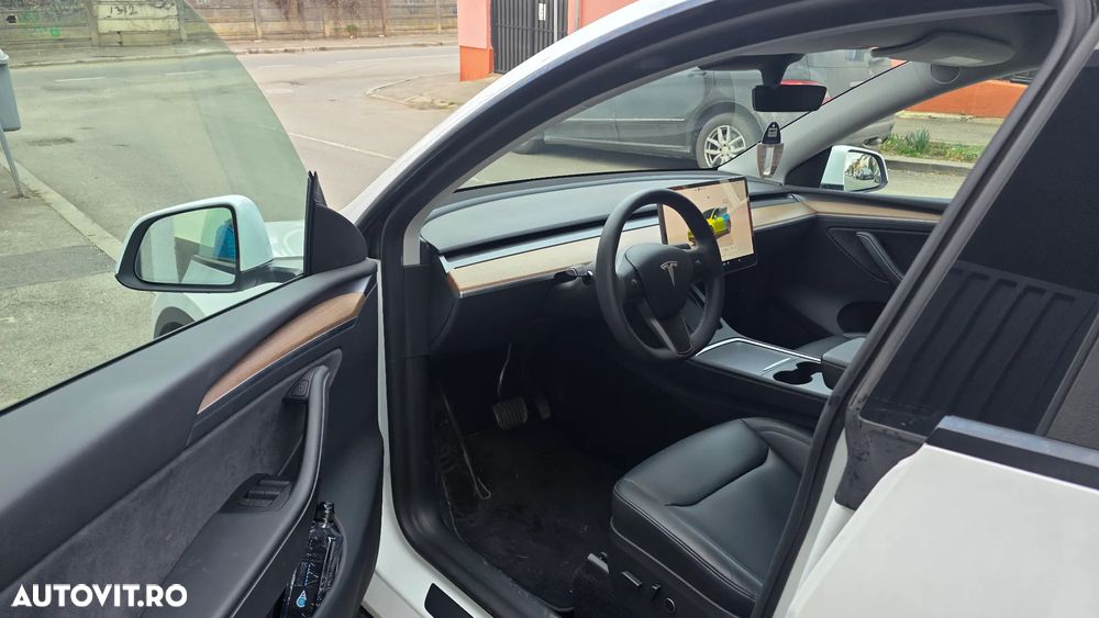 Tesla Model Y AWD Performance - 8