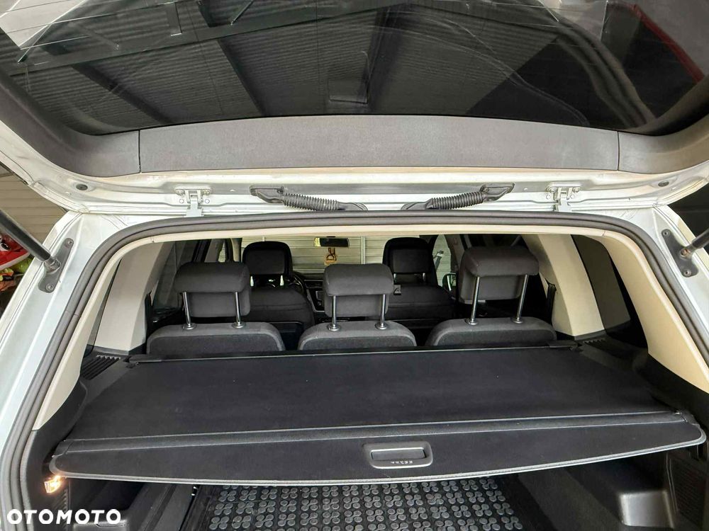 Volkswagen Touran - 22