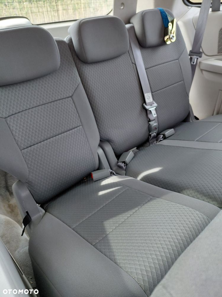 Chrysler Town & Country - 13