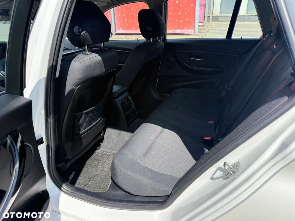 BMW Seria 3 318d M Sport Shadow - 26