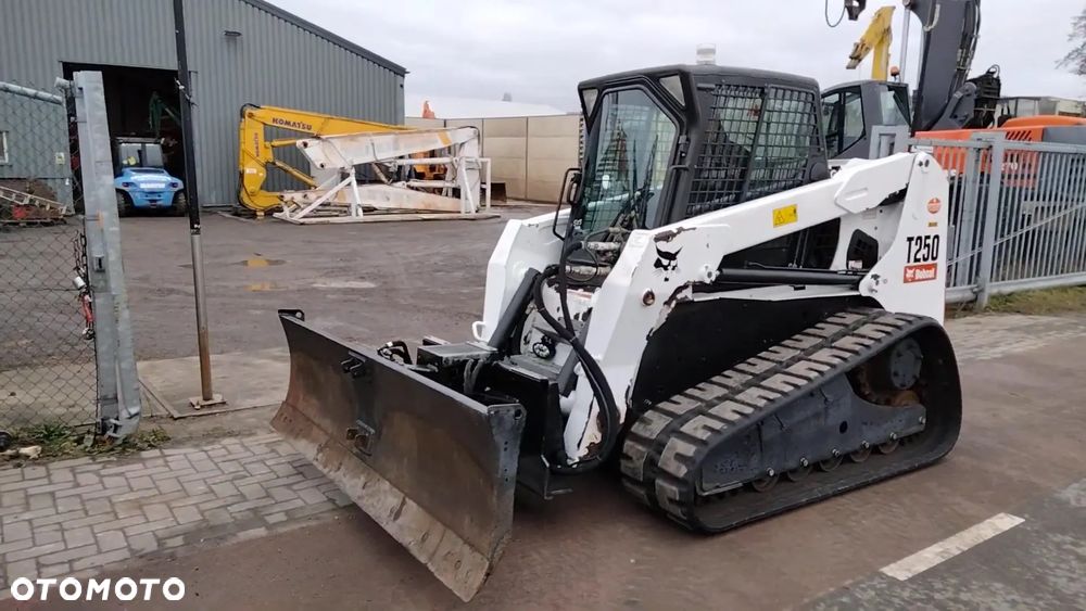 Bobcat T250 - 1