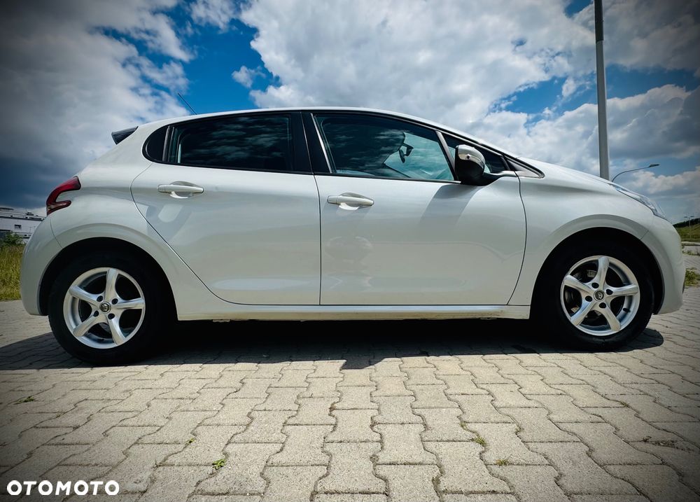 Peugeot 208 - 8