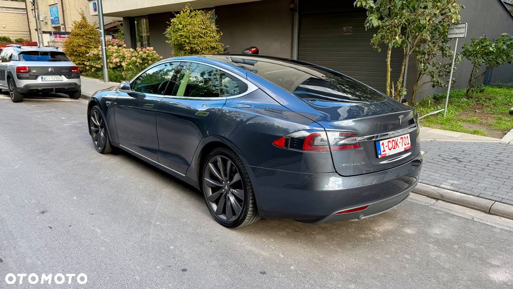 Tesla Model S - 11