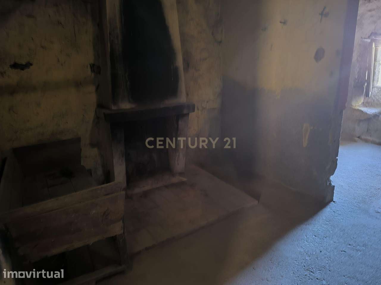 Casa em pedra com lareira e forno para reabilitar - Grande imagem: 4/11
