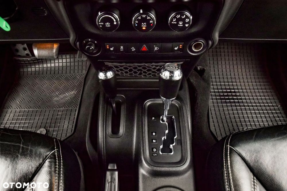 Jeep Wrangler 3.6 Unlim Sahara - 24