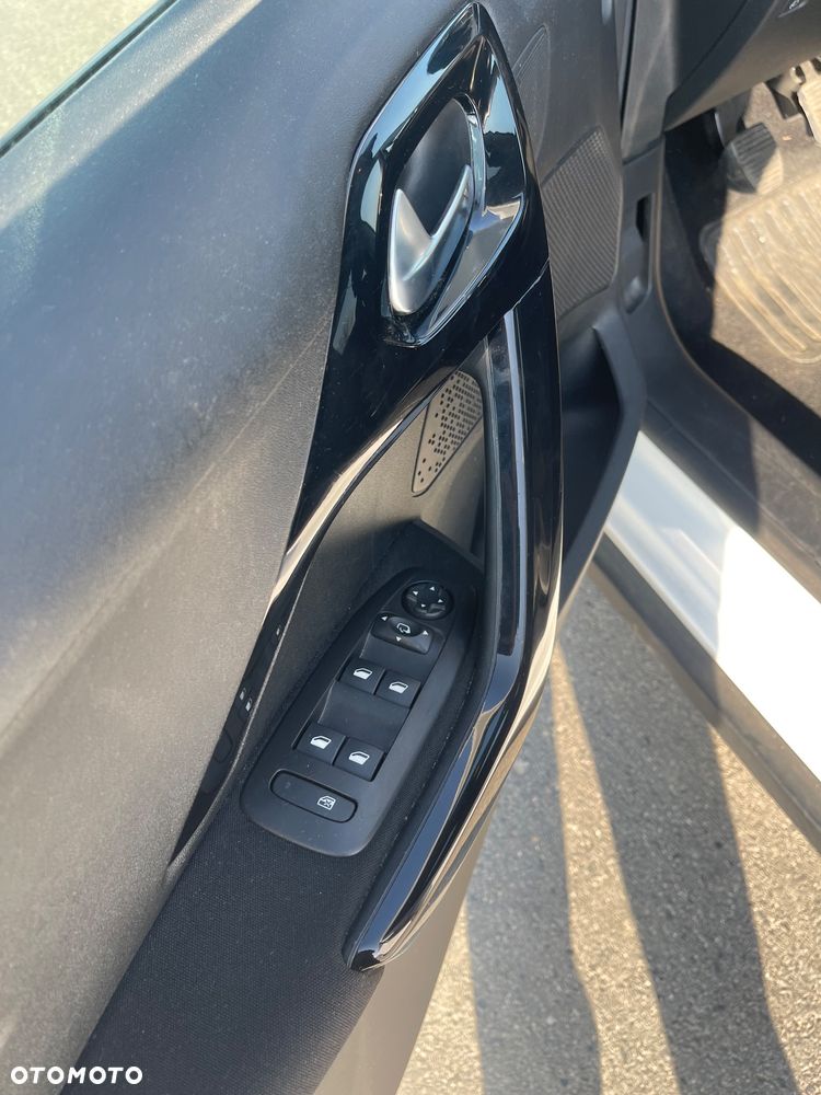 Peugeot 2008 BlueHDi 100 STOP & START Signature - 9