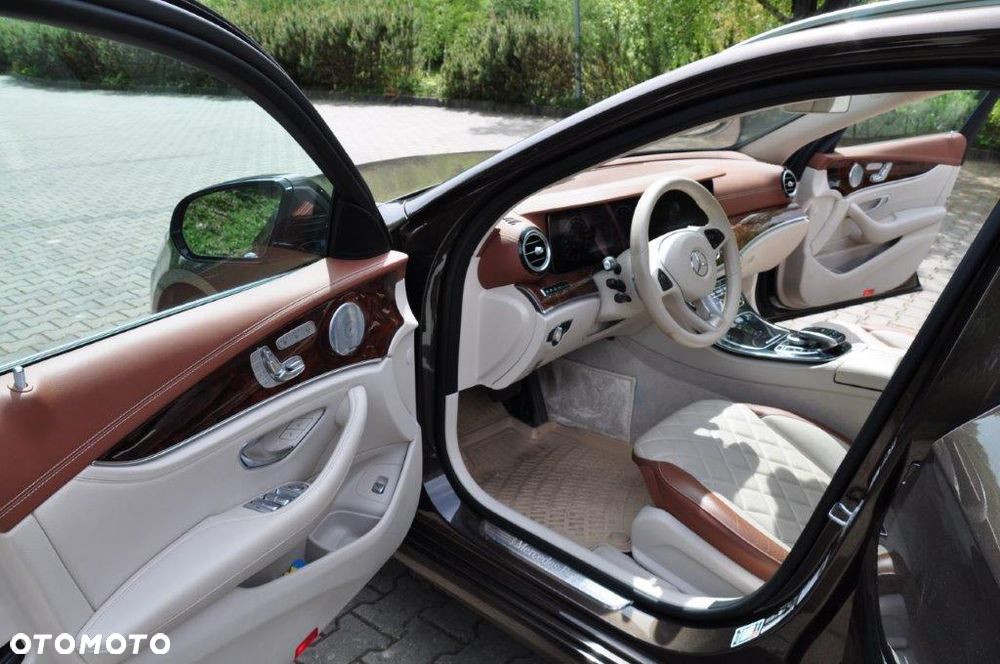 Mercedes-Benz Klasa E 400 4Matic 9G-TRONIC Exclusive - 16