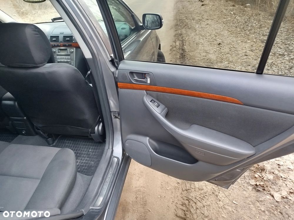 Toyota Avensis 2.2 D-4D Prestige - 24