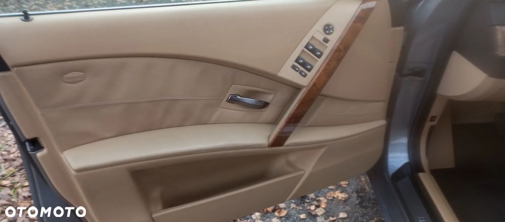 BMW Seria 5 525xi - 13