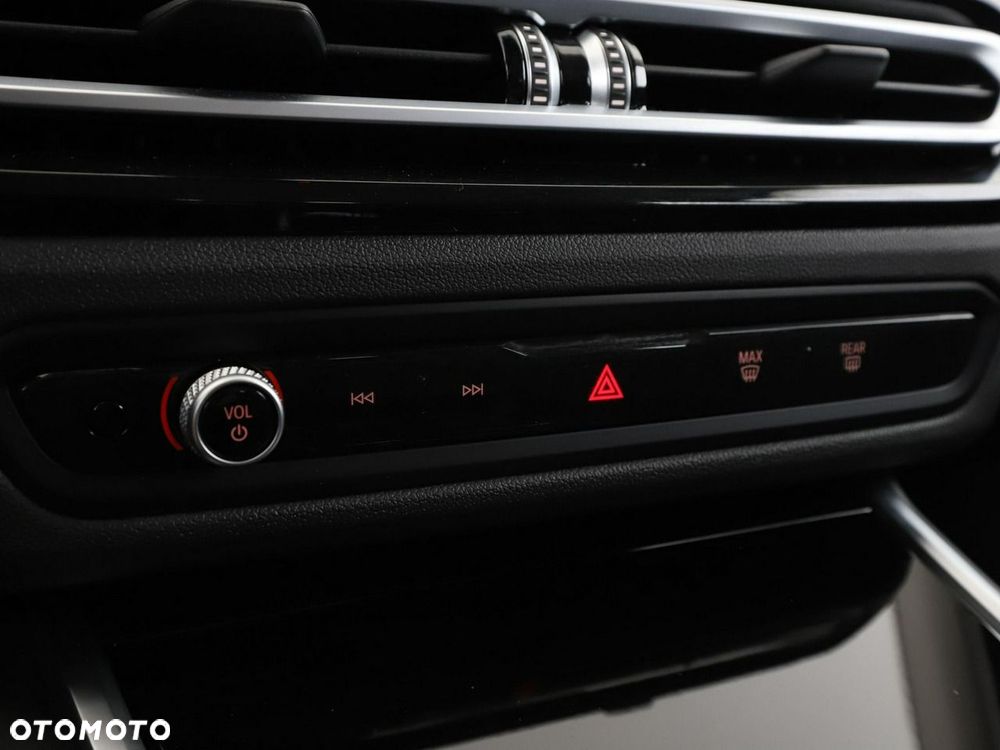 BMW Seria 3 330e PHEV - 29