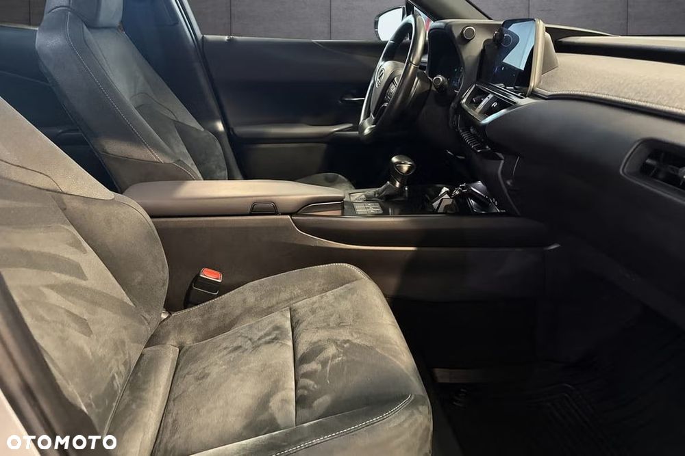 Lexus UX 250h (E-FOUR) Luxury Line - 16