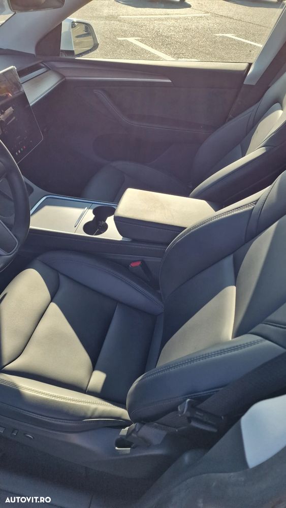 Tesla Model Y - 7