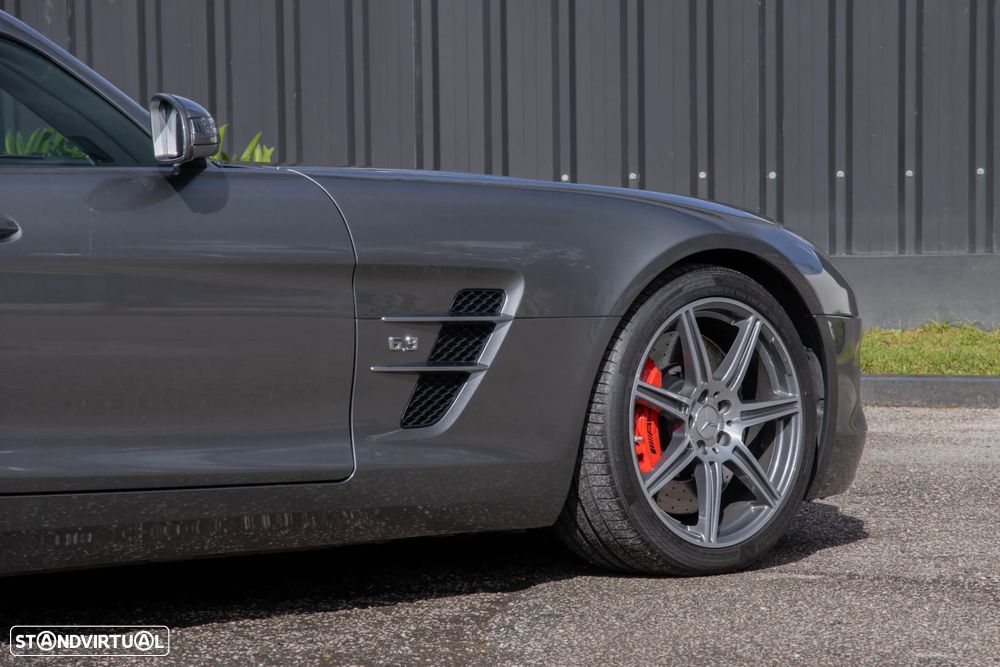Mercedes-Benz SLS 63 AMG Roadster - 30