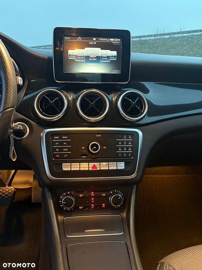 Mercedes-Benz CLA 180 7G-DCT - 13