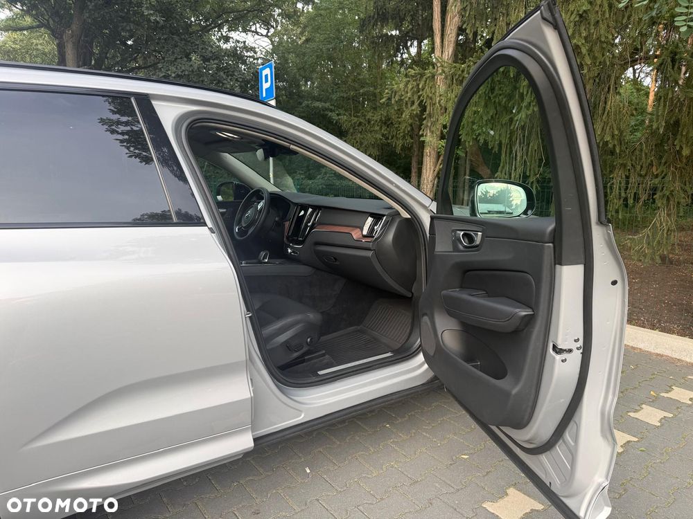 Volvo XC 60 B5 B AWD Plus Dark - 9