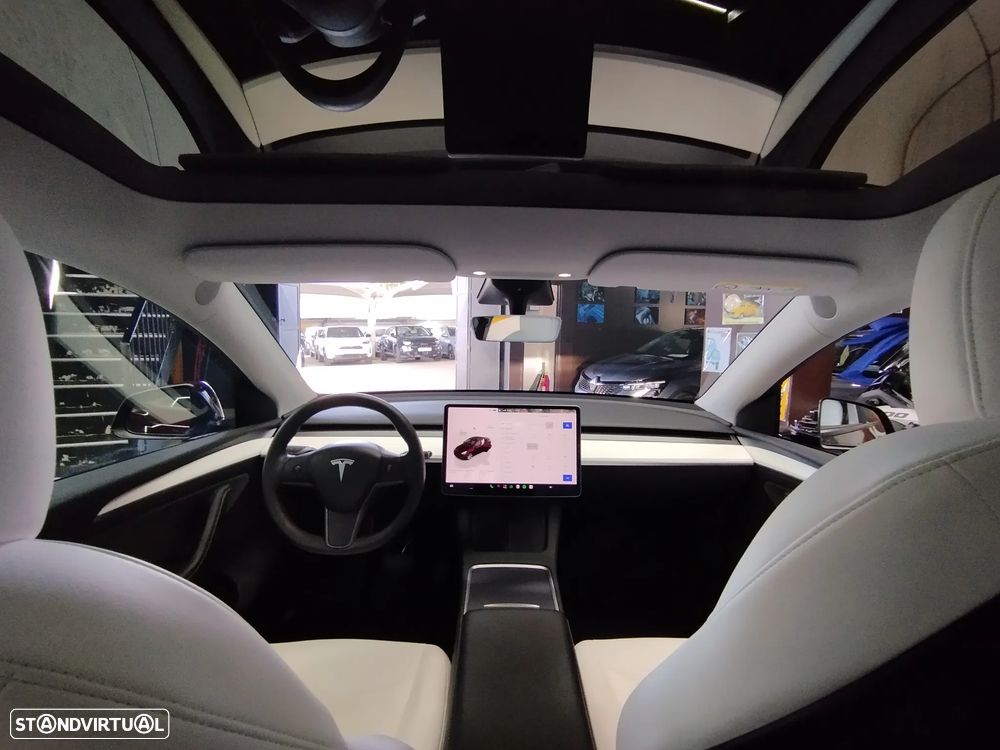 Tesla Model Y Long-Range RWD — fotografia 18