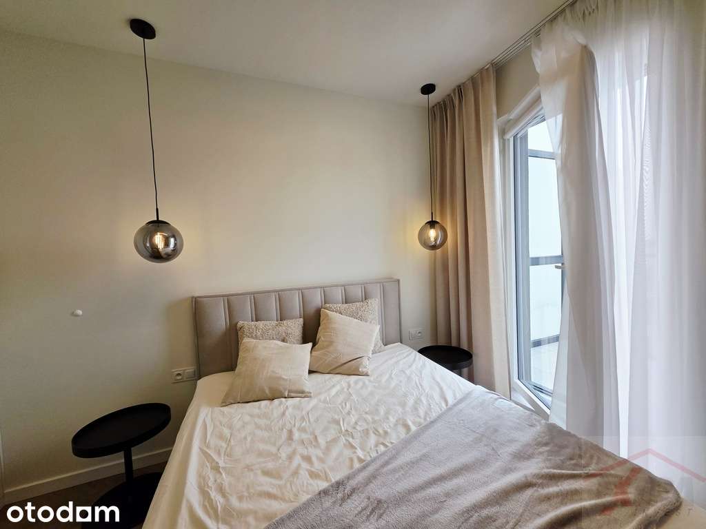 Apartament z balkonem z widokiem na rzekę.