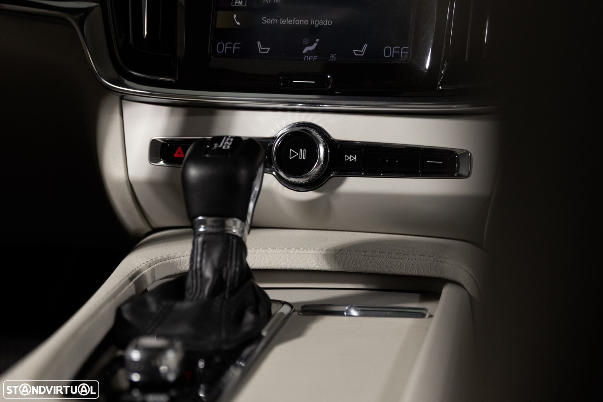 Volvo V90 2.0 D4 Momentum Geartronic - 22