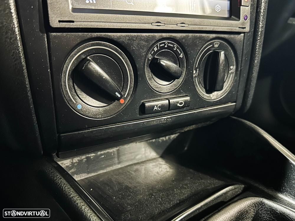 VW Golf 1.9 TDi 25 Anos - 37