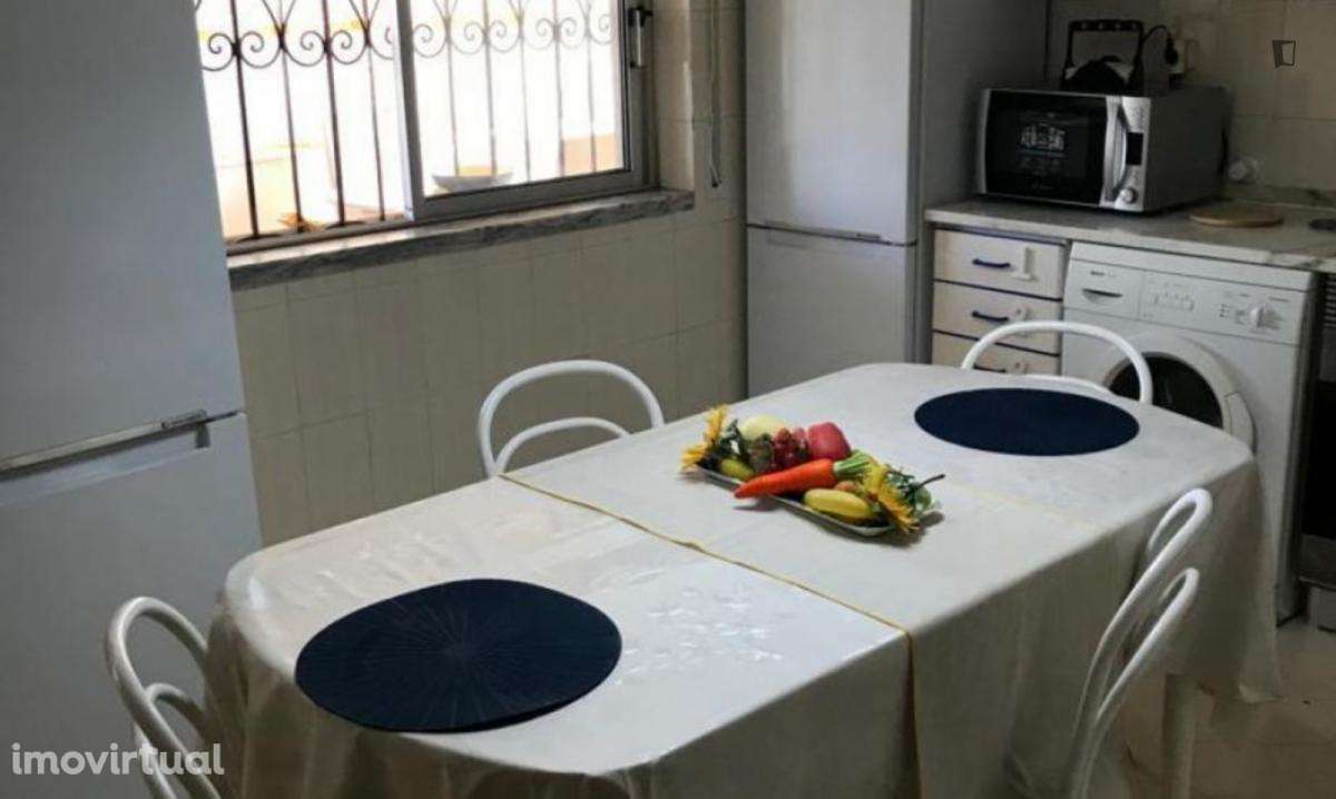 Quarto - localizado em Caparica Lisbon - Grande imagem: 2/3