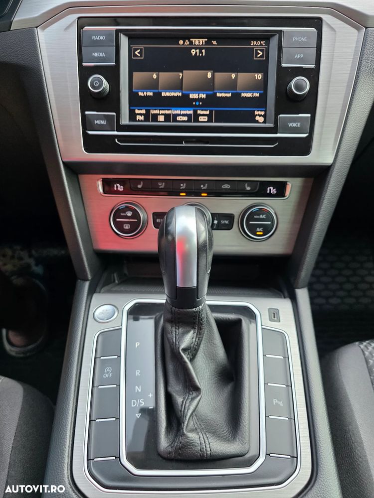 Volkswagen Passat - 1