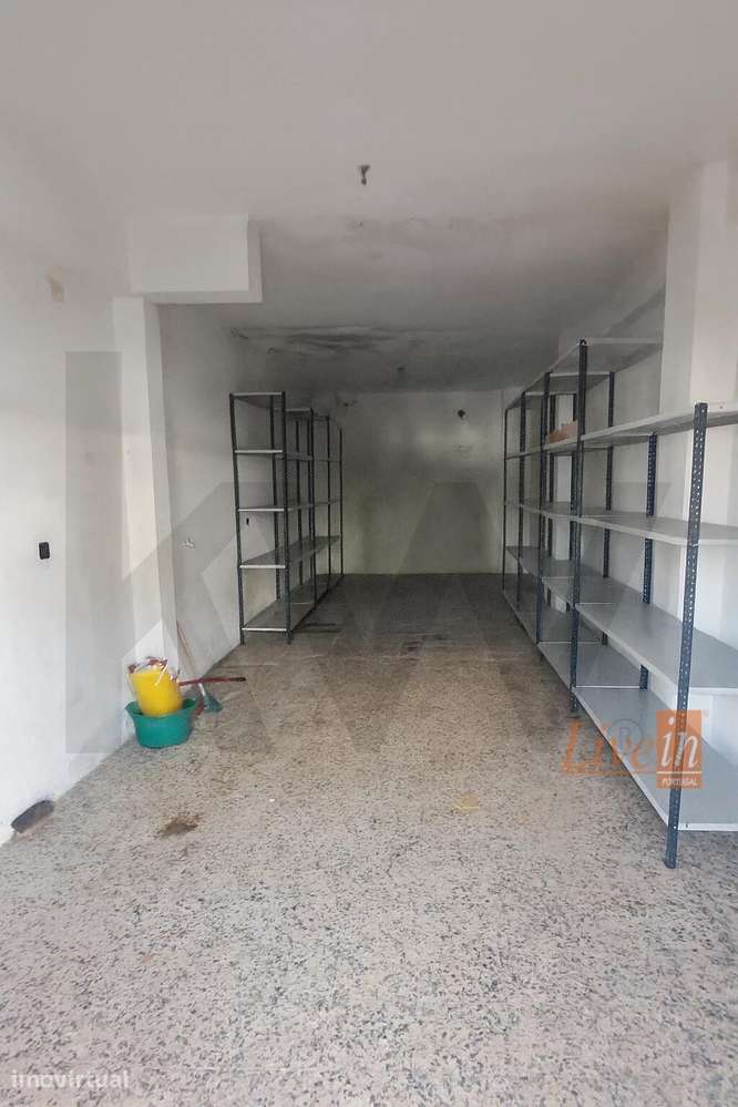 Armazém / Box no Cacém – Pé Direito Generoso e Próximo da Estação - Grande imagem: 3/8