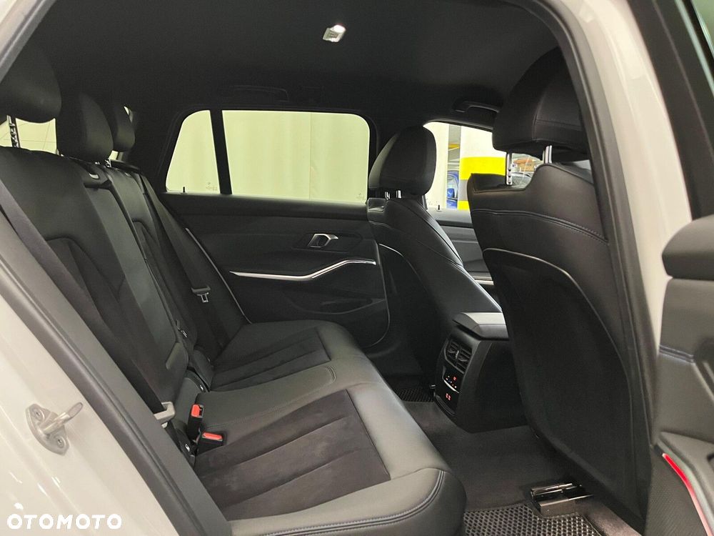 BMW Seria 3 320d xDrive mHEV M Sport - 38