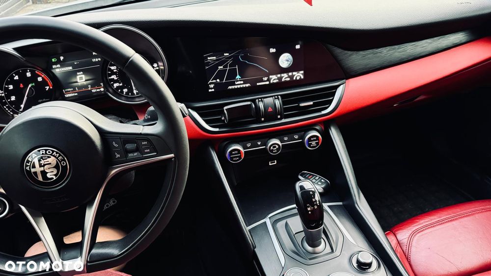 Alfa Romeo Giulia 2.0 Turbo 16V AT8-Q4 Intensa - 11
