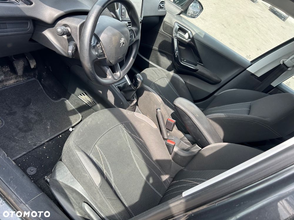 Peugeot 208 - 25