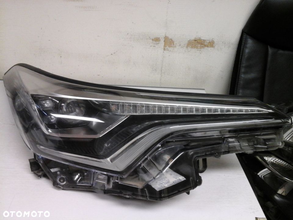 REFLEKTOR TOYOTA C-HR 81110-F4071-00 PRAWY - 1