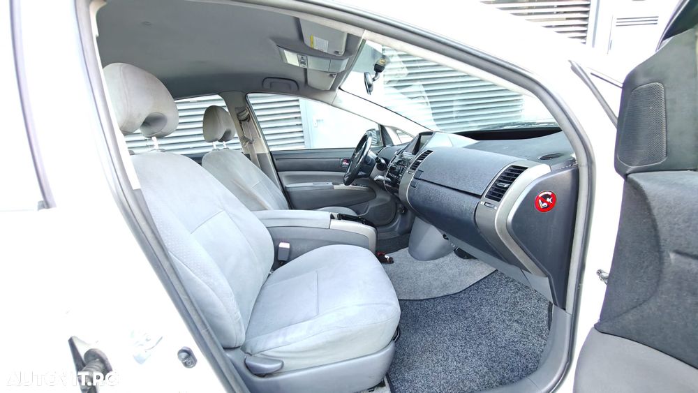 Toyota Prius (Hybrid) Sol - 14