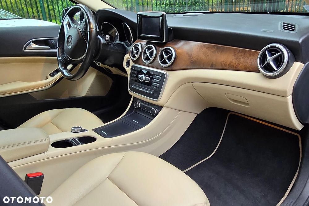 Mercedes-Benz GLA - 13