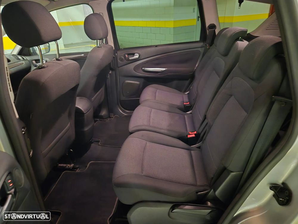 Ford S-Max 2.0 TDCi Titanium 7L - 24